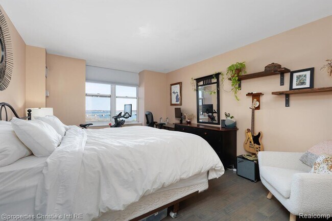 Building Photo - 250 E Harbortown Dr