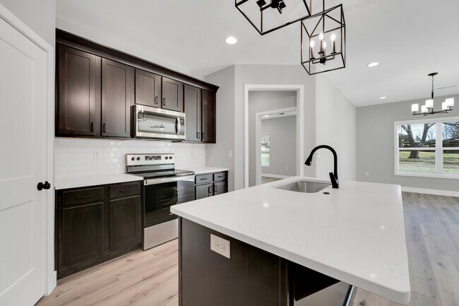 Building Photo - Hickory Village 55 Plus, LLC - 3700 E Cherry St Springfield, MO 65809