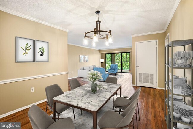 Building Photo - 15101 Interlachen Dr