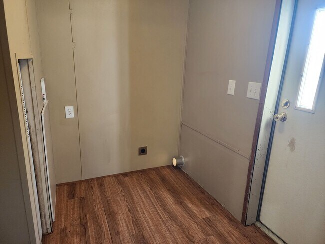 Building Photo - 306 E Spruce St