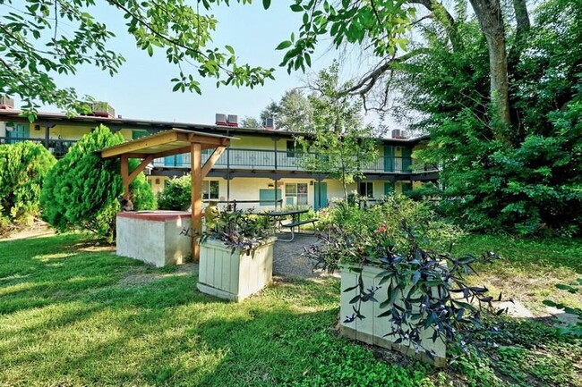Building Photo - 711 Eberhart Ln