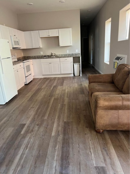 Building Photo - 817 E B St