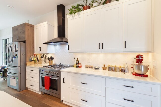Building Photo - Stunning 4/3.5 Home in Highly Sought-After Area w/ 1300 Sq Ft of Outdoor Space!
