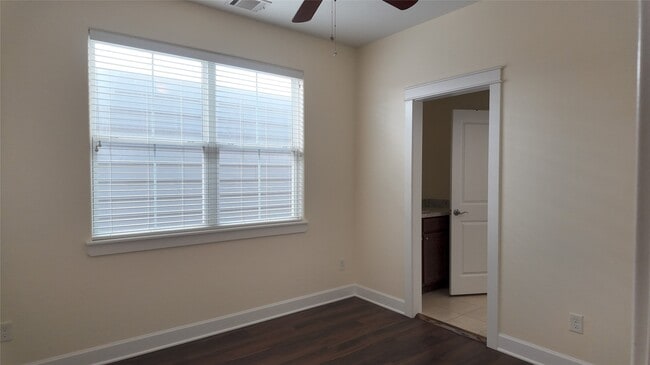 Building Photo - 902 W 20th St