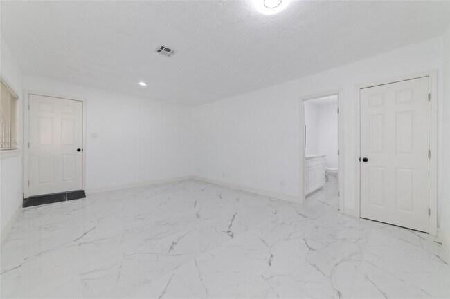 Building Photo - 9114 Mahoning Dr