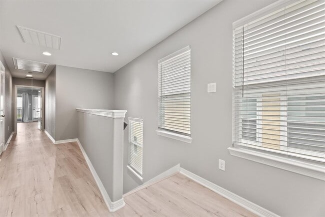 Building Photo - 709 N Bayshore Dr