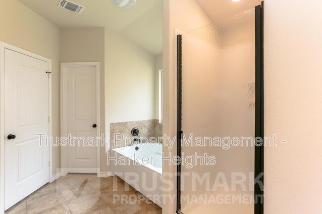 Building Photo - 5610 Fenton Ln