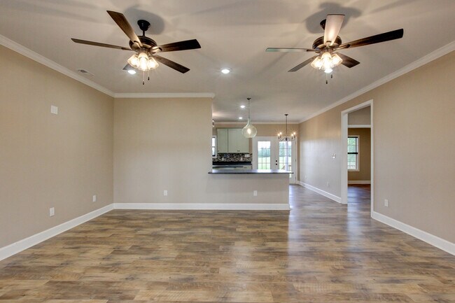 Building Photo - 135 Riverbend Dr