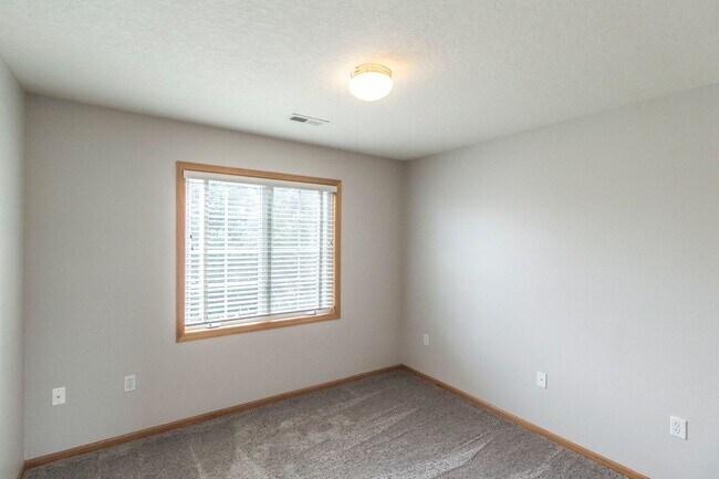 Building Photo - FANTASTIC LOCATION!! 3 Bed, 2.5 Bath Home in Waukee