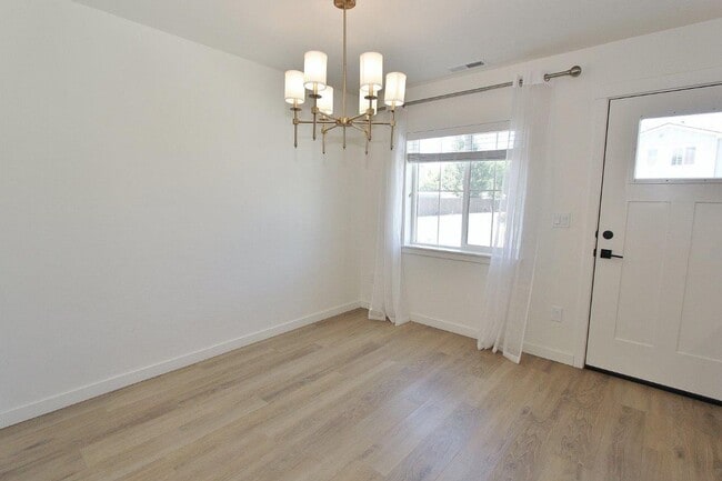 Building Photo - Immaculate Townhouse w/2-Car Garage