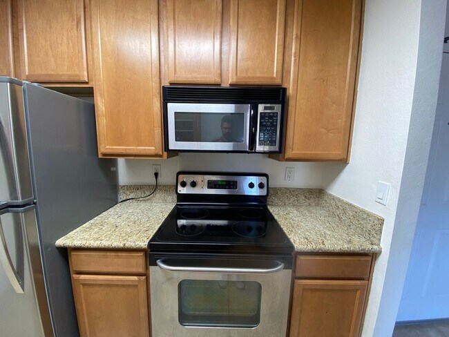 Building Photo - Awesome Condo - Complex W/ Pool, Gym & BBQ...
