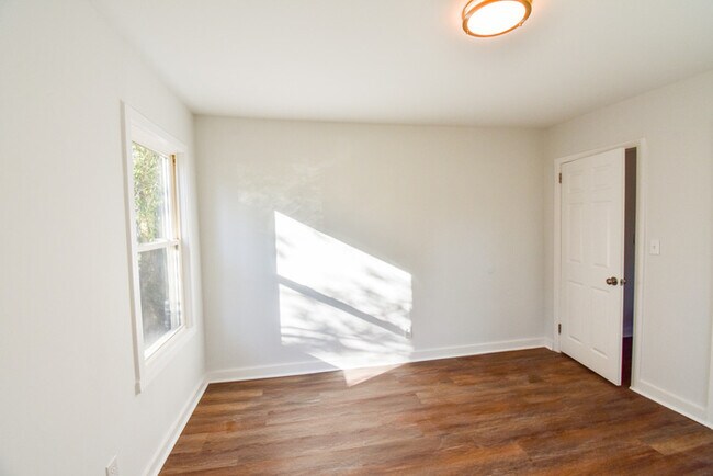 Building Photo - Welcome to this charming 3-bedroom, 1-bath...