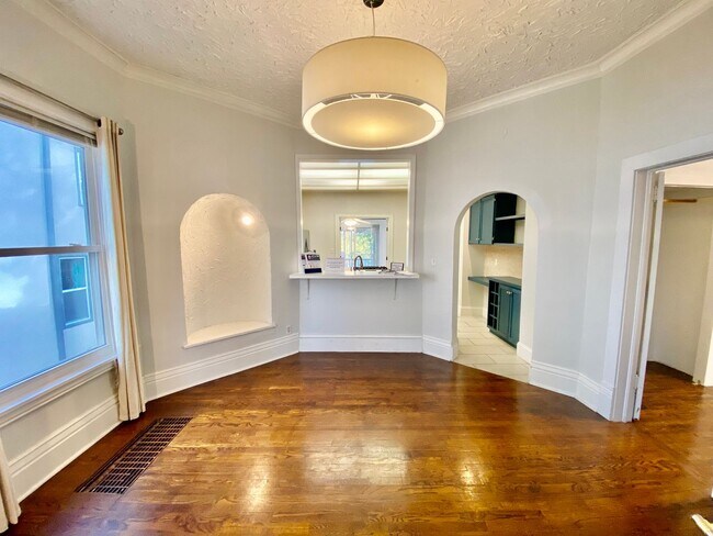 Building Photo - Awesome 4BD/3BA in prime Uptown! Remodeled w/ HGTV! Avail. May 1st!