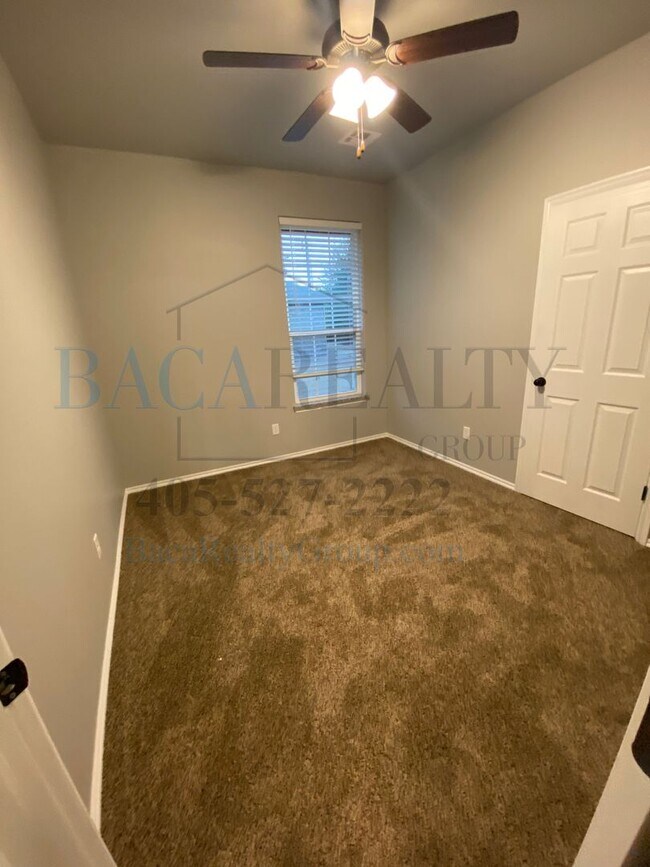 Building Photo - 3br 2ba duplex with 2 car garage!