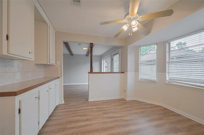 Building Photo - 605 Sorrento Dr