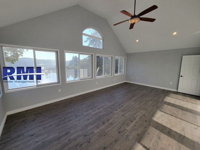 Building Photo - Waterfront Living in the Heart of Bremerton!!