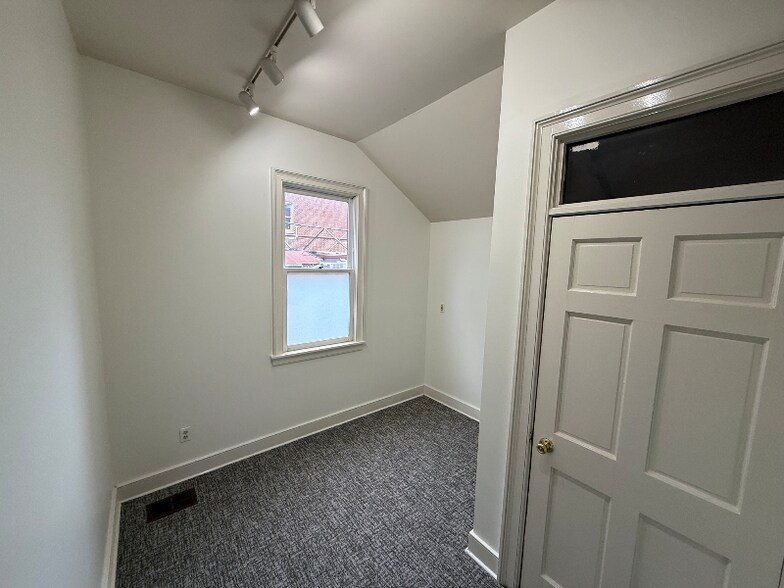 Building Photo - 263 N Limestone