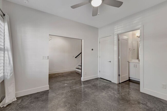 Building Photo - Modern living in Salemtown!