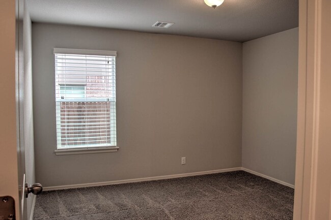 Building Photo - 4 bedroom, 3 car garage - Broken Arrow Schools