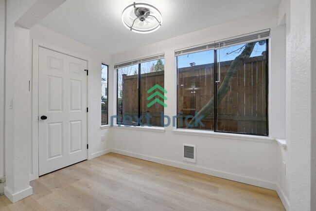 Building Photo - 2 Bed 1 Bath Condo