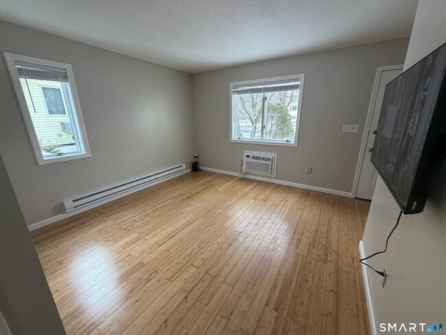 Building Photo - 21 Oak Ave Ext