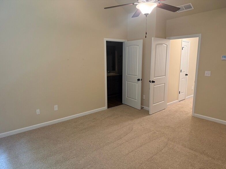 Building Photo - 213 Camellia Ct