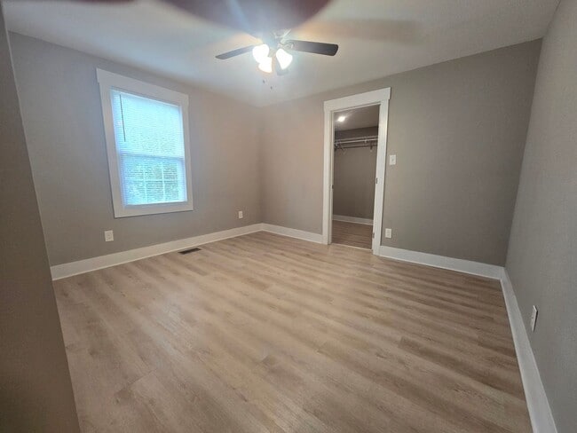 Building Photo - Adorable, remodeled 3br/2ba house close to...