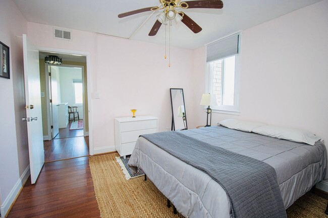 Building Photo - Fully Furnished 2 Bedroom, 2 Bath with Off...