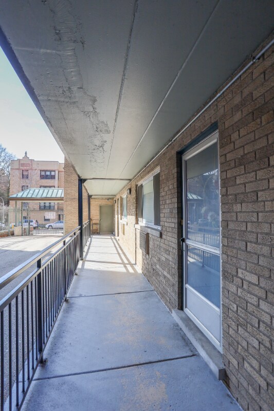 Building Photo - 945 W Wellington Ave