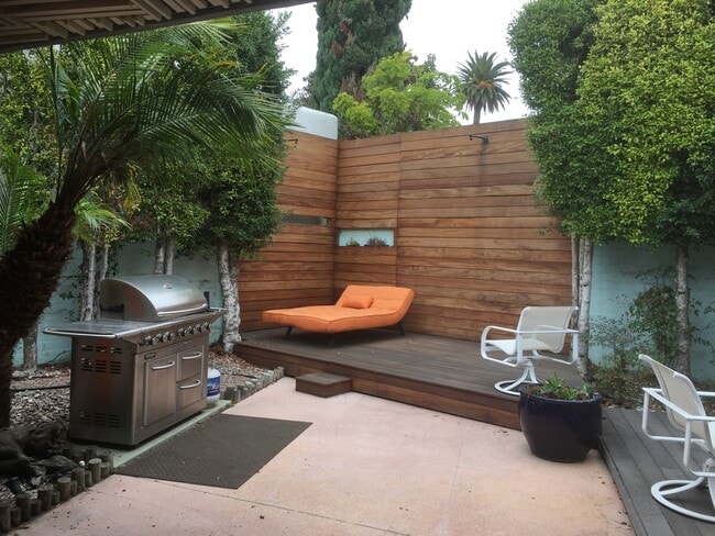 Building Photo - Close to Downtown! Mid-Century Modern Home...