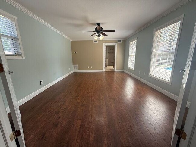 Building Photo - Gulf Breeze - Proper - 5 bedroom, 3.5 bathroom with pool and lawn care included