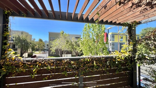 Building Photo - Stylish and modern loft-like 2 bedroom 2.5 bath condo in an urban oasis!