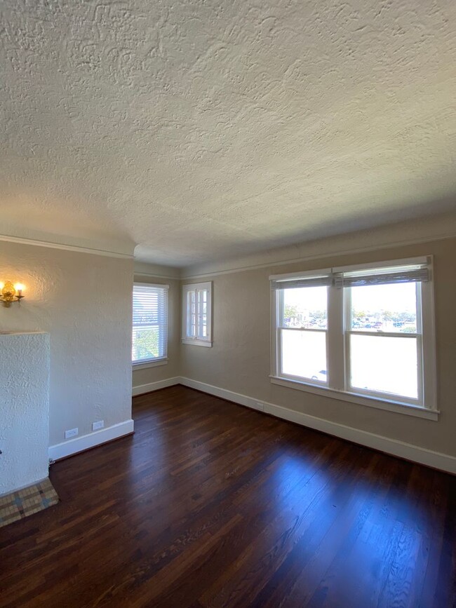 Building Photo - 2 bed/1 bath Upstairs Duplex with Private ...