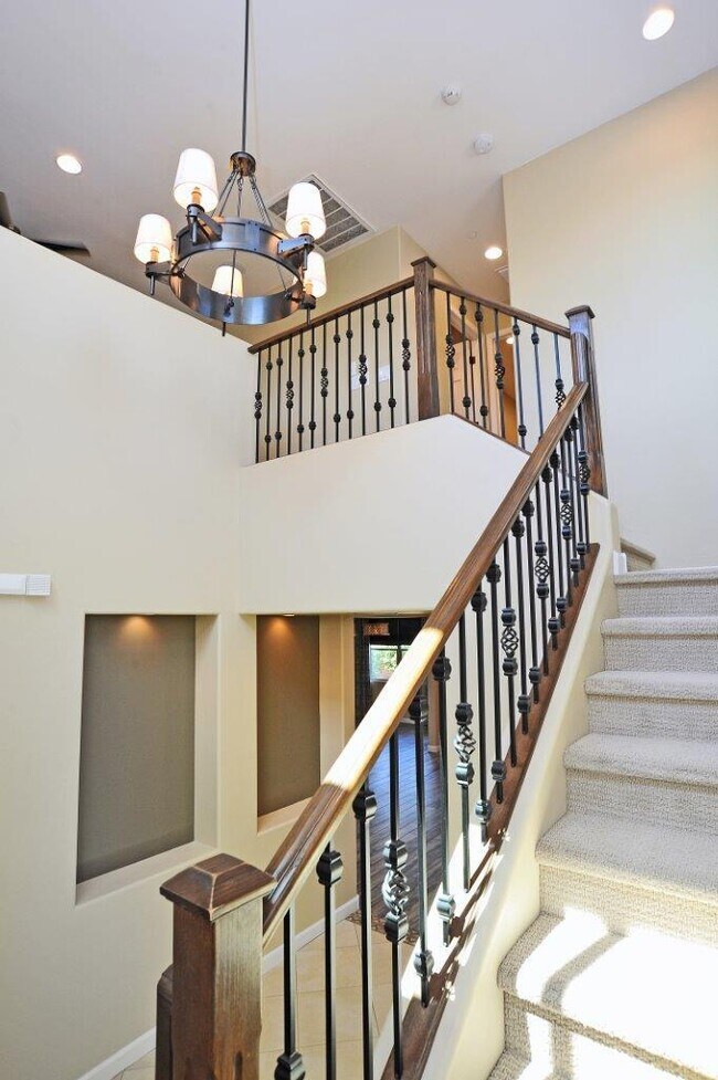 Building Photo - Stunning Executive Home (former model) in ...