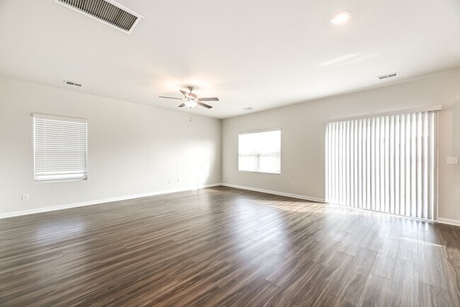 Building Photo - Modern 4 Bedroom Home in Mackey Farms