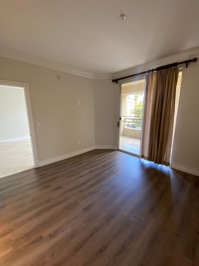 Building Photo - Remodeled 2 Bedroom Condo Just Off the Strip!