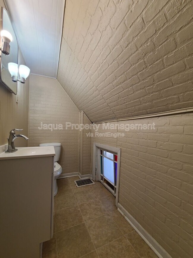 Building Photo - 621 State St