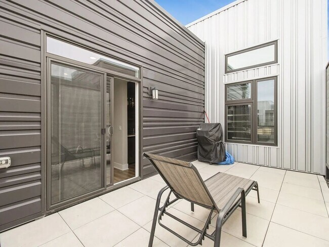 Building Photo - Luxurious 3-Bedroom, 2-Bathroom Townhouse – Des Moines