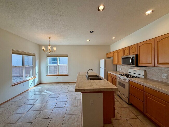 Building Photo - Roomy 3 Bedroom 2 Bathroom Home In Quintessence!