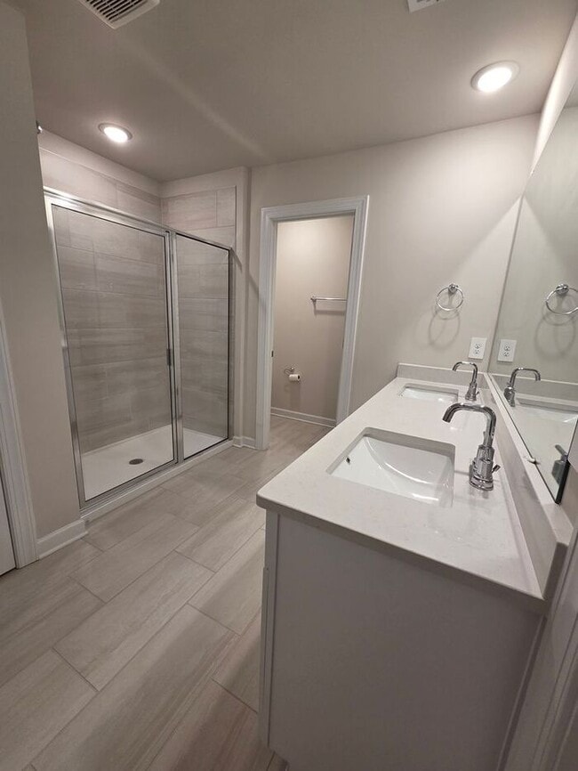 Building Photo - Beautiful and spacious! Ready for move in!