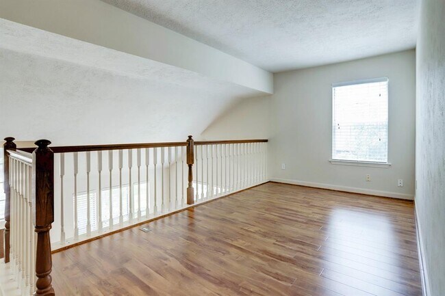 Building Photo - 2426 Linwood Dr