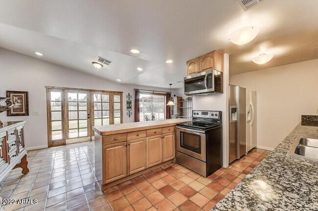 Building Photo - 137 E Fremont Dr