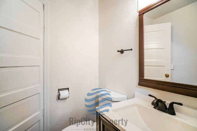 Building Photo - 1307 Elm St