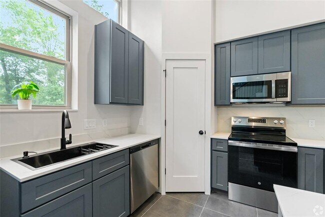 Building Photo - 13810 Bee Flower Ln
