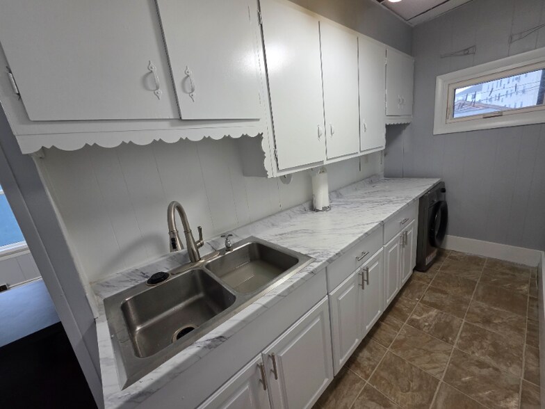 Building Photo - 11 Shamrock St