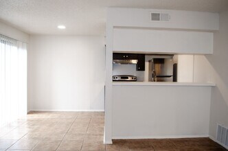 Building Photo - 2 Bed/ 1 Bath With Easy Access to 183/290 ...
