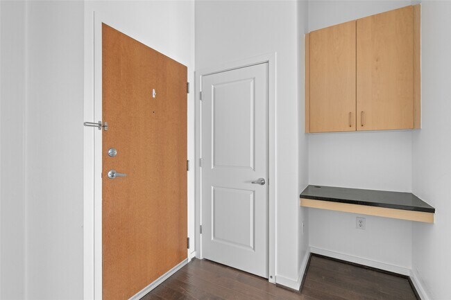 Building Photo - 5925 Almeda Rd