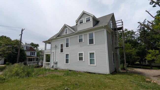 Building Photo - 8th St Triplex