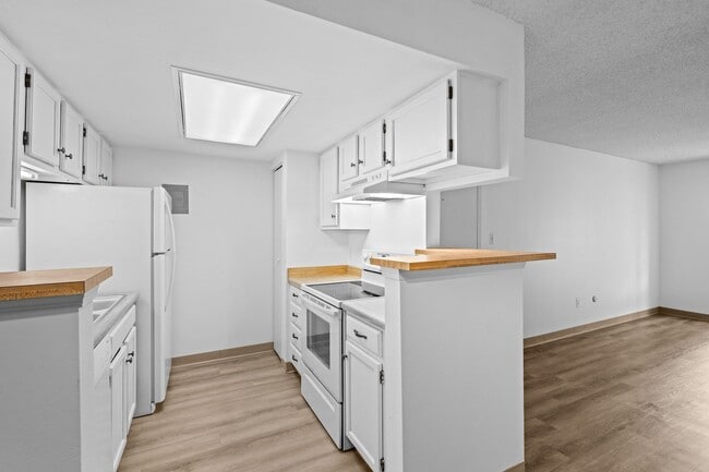 Building Photo - Updated 1BD/1BA Condo in DTC – Available Now!