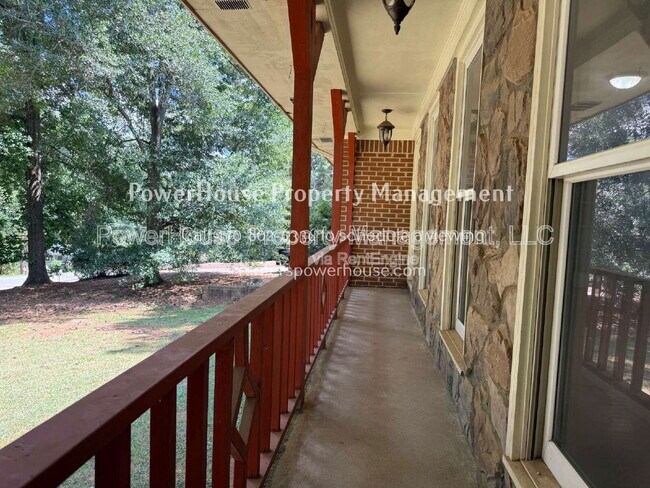 Building Photo - 3155 Oak Dr